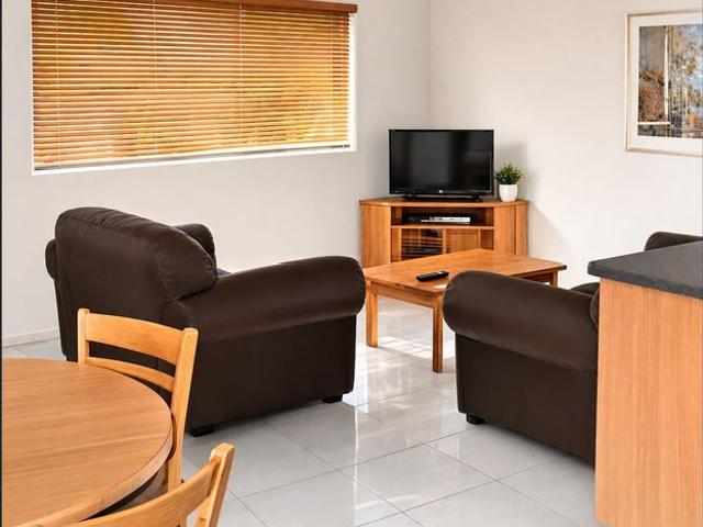 Short Term Accerpted 5 minutes walk to Griffth university