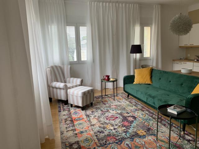 Short term apartment in the Old Town with private parking and all day sun