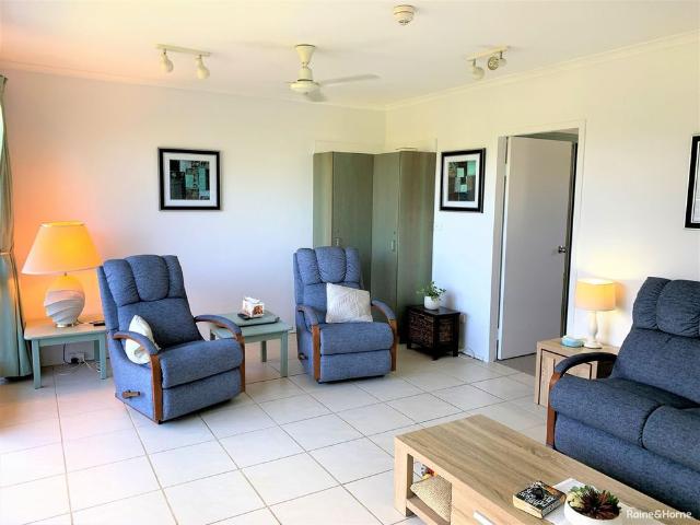 Short Term Furnished 2 Bedroom in Palm Cove with Carport