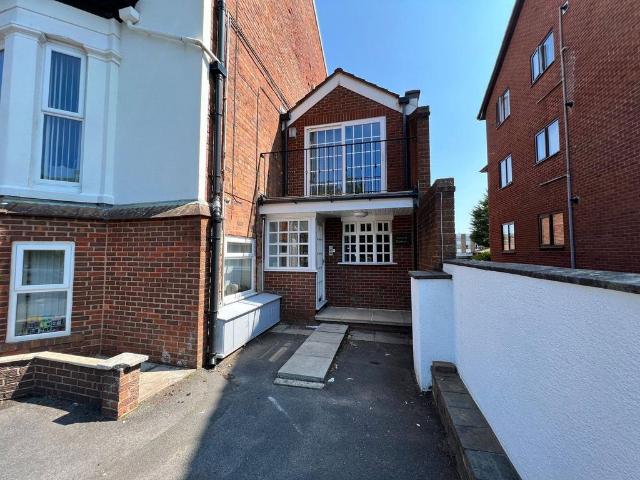 Short term holiday let £150 Per. 2 bed townhouse to rent £3,033 pcm £700 pw