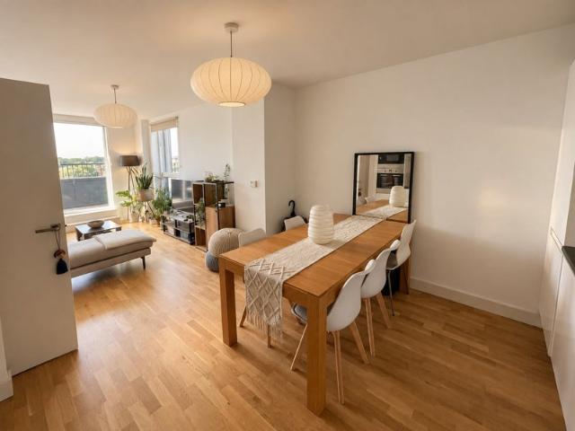 Short term Luxury 5th floor apartment w. balcony