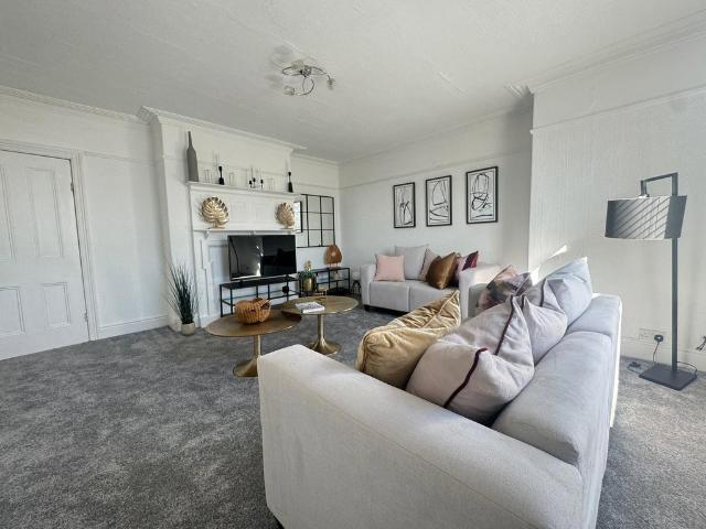Short Term Lathom Road, Off. 3 bed flat to rent £2,500 pcm £577 pw