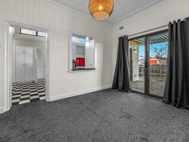 SHORT TERM LEASE TO END OF MARCH 2027 – DUCTED AIR CONDITIONED GEORGETOWN HOME WITH DECK & GARAGE