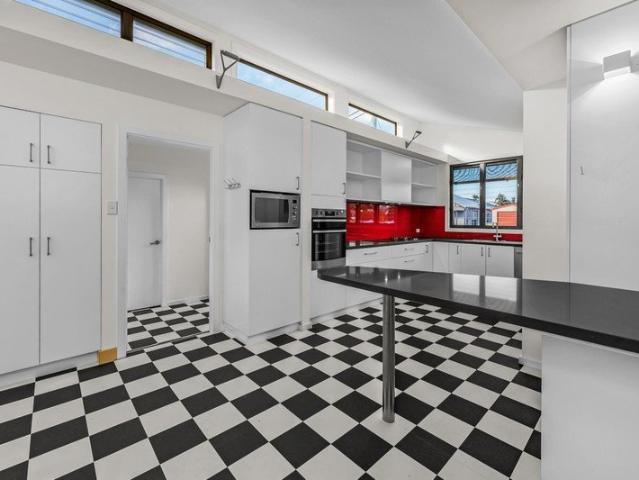 SHORT TERM LEASE TO END OF MARCH 2027 DUCTED AIR CONDITIONED GEORGETOWN HOME WITH DECK & GARAGE