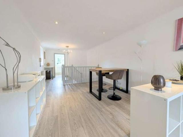 Short Term Let Park Crescent, Hesketh Park Two Bedroom House Holiday Let, PR9