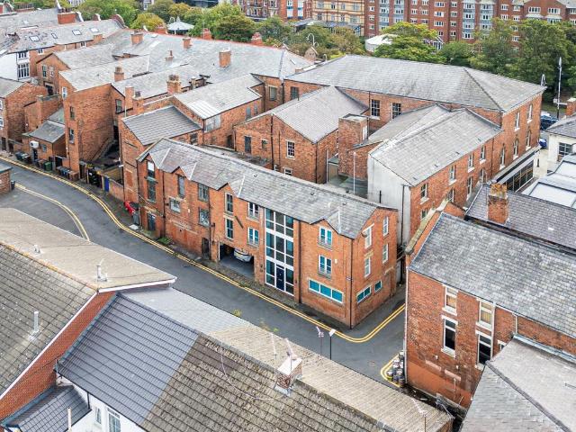 Short Term Stay £300.00per night. 3 bed terraced house to rent £3,800 pcm £877 pw