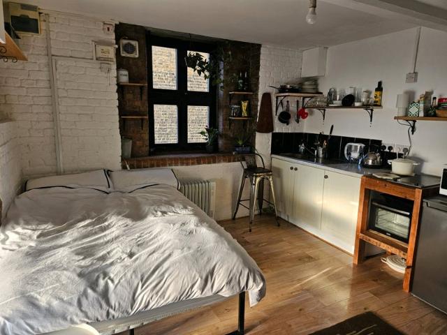 Short term sublet studio in Westferry w/ En suite