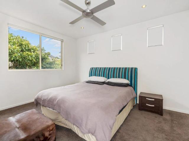 SHORT TERM 4 MONTH LEASE ONLY Luxurious Townhouse Overlooking The Bay