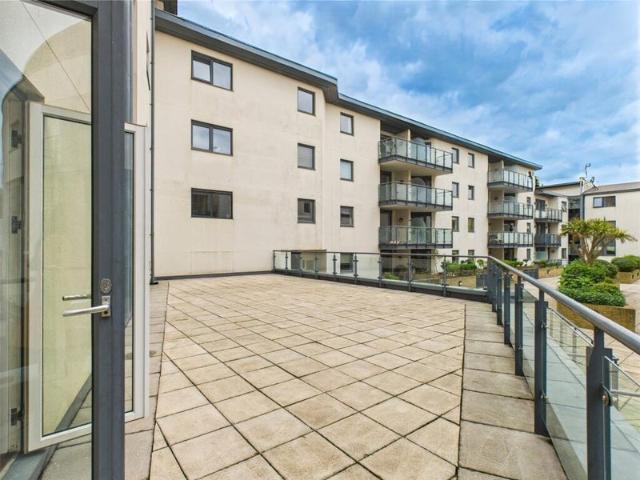 Short to Long Let 2 Bed 2 Bath FF Balcony