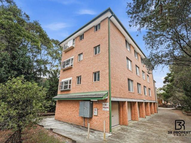SHORT WALK TO STATION & AMENITIES!