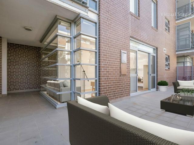 Short Walk to Train and Shops with Big Courtyard