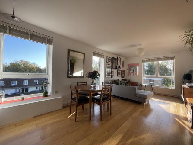 SHORT LET 1 bed flat with garage & park views