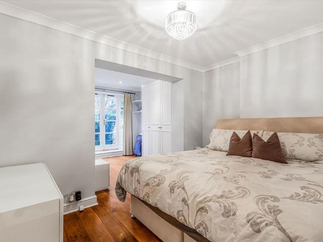 SHORT LET A beautiful family home with a parking space located in the heart of Richmond