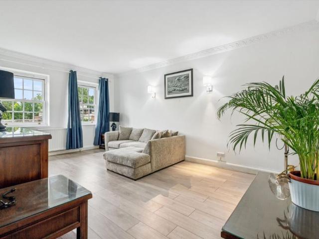 TENNIS LET A bright and spacious two bedroom apartment, ideal location for Wimbledon Tennis, situated next to Wimbledon Common, SW19