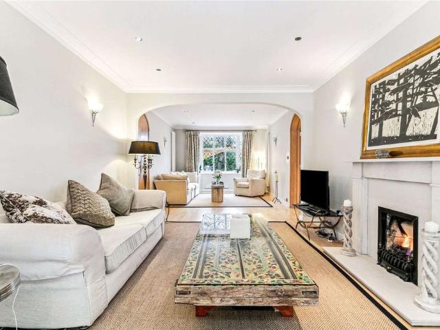 SHORT LET: A fantastic house offering fabulous lateral space and off street parking