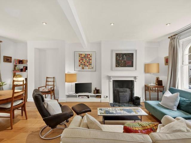 SHORT LET An exceptional two bedroom house in the heart of Islington, offering charm and character