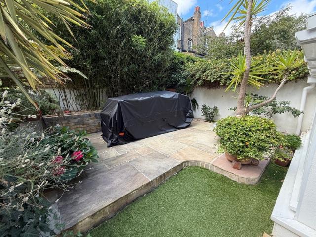 SHORT LET available! Charming 2 bedroom flat!