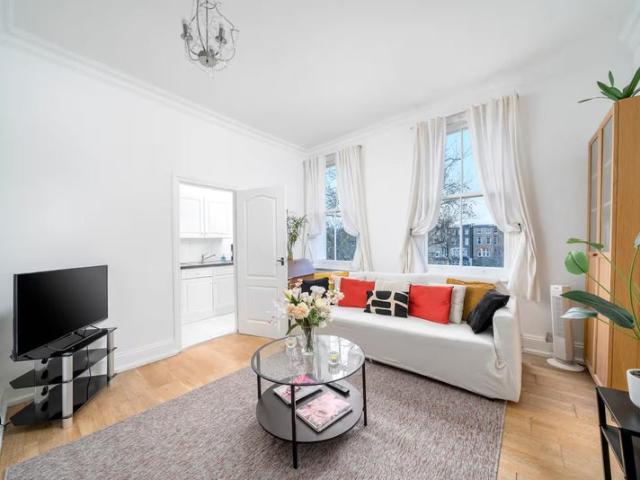 Short Let Only. Whole 2 Bedroom. 3 Min to Tube