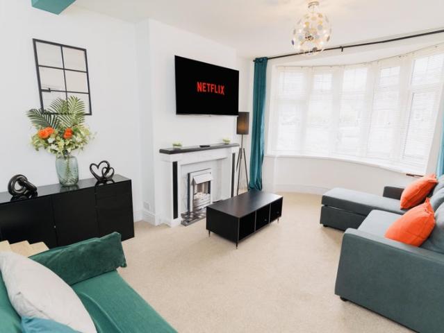 Short Lets 3 BDR House 5 Beds+Drivewayx2 Cars