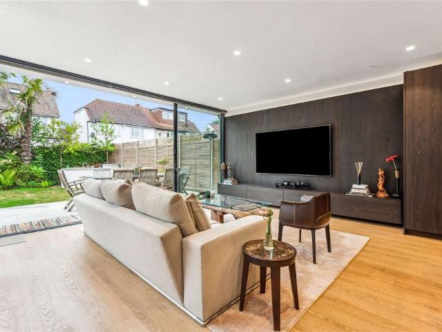 SHORT & LONG LET AVAILABLE: Beautifully presented five bedroom home with off street parking and a west facing garden