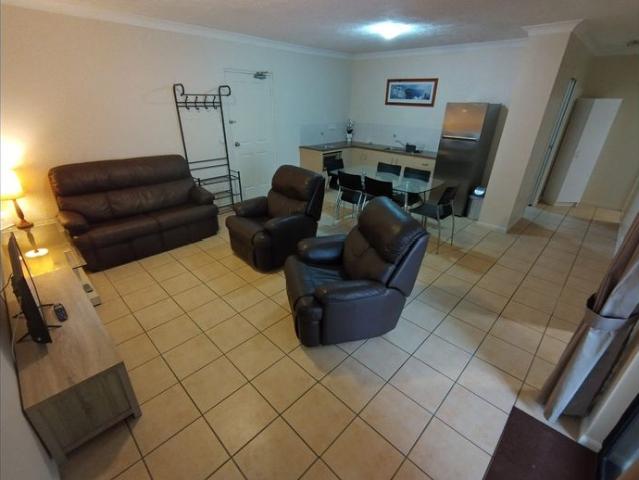 SHORT MID Term 88 days 417 WH Visa traveller friendly beachfront living right in the middle of all The Strand lifestyle attractions