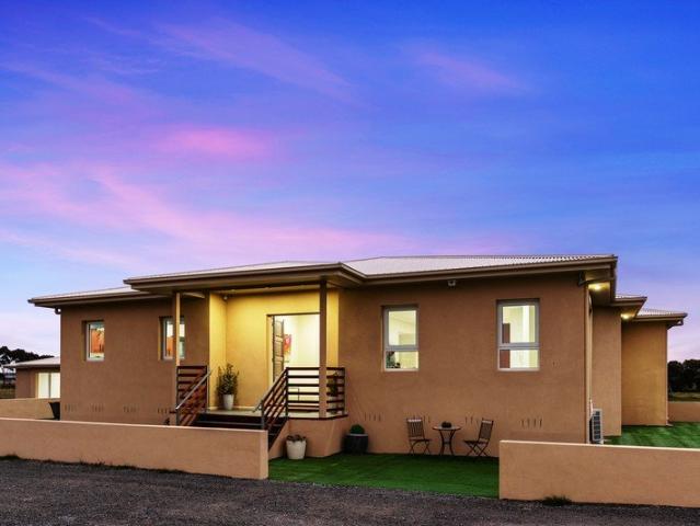 SHORT OR LONG STAYS LARGE FULLY FURNISHED 5 Bedroom Residence near Melbourne Airport