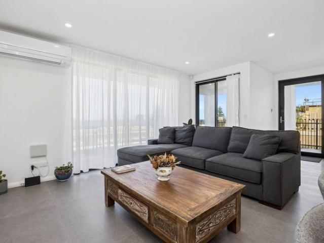 Short Stay Luxury Coastal Retreat with Stunning Ocean Views – Fully Furnished & Move In Ready