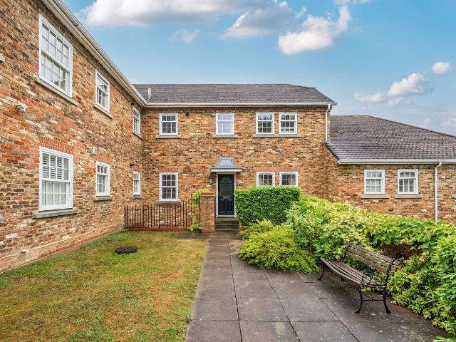 Shortheath Road, Farnham, Surrey GU9, 3 bed terraced house to rent, £1,950 pcm | PrimeLocation