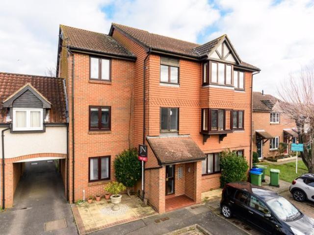 Shaw Drive, Walton On Thames KT12, 1 bed flat to rent, £1,200 pcm | PrimeLocation