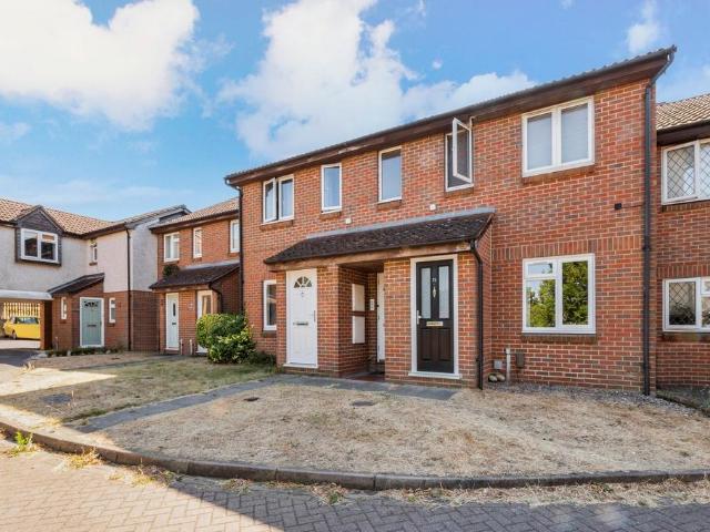 Shaw Drive, Walton on Thames, KT12 1 bed maisonette to rent £1,395 pcm £322 pw
