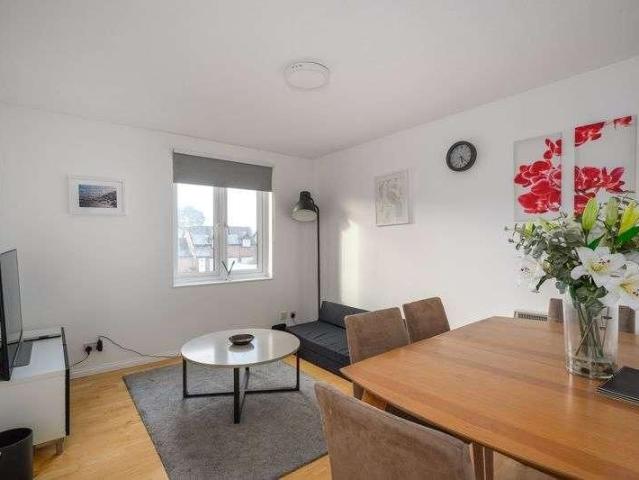 Shaw Drive, Walton on thames, KT12