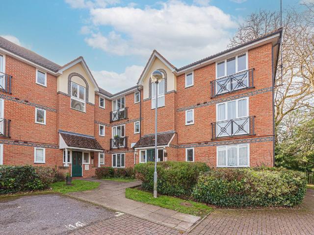Shaw Park, Crowthorne, Berkshire RG45, 2 bed flat to rent, £1,400 pcm | PrimeLocation