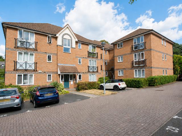 Shaw Park, Crowthorne RG45, 2 bed flat to rent, £1,495 pcm | PrimeLocation