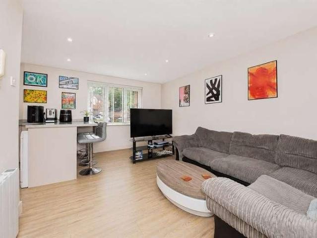 Shaw Park, Crowthorne, RG45