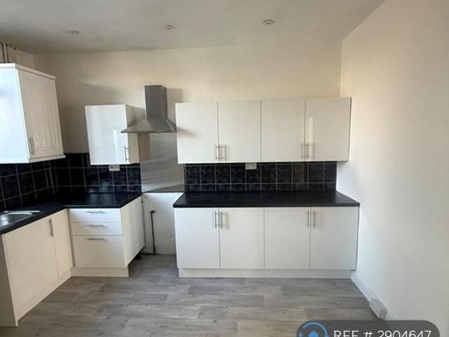 Shaw Road, Oldham, OL2 2 bed terraced house to rent £915 pcm £211 pw