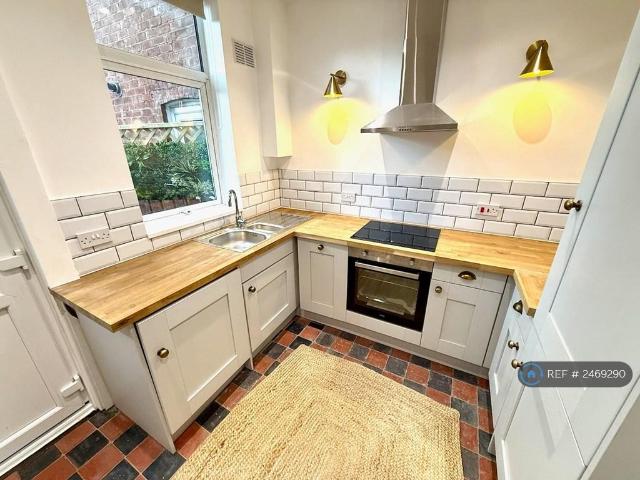 Shaw Road South, Stockport, SK3 2 bed terraced house to rent £1,150 pcm £265 pw