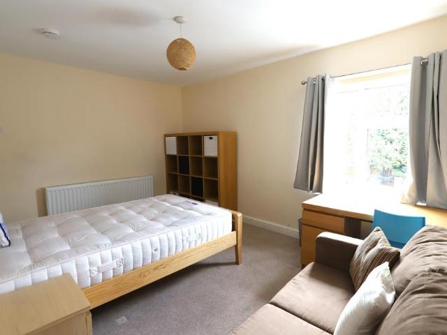 Shaw Street, Newcastle under Lyme, ST5 1 bed in a house share to rent £433 pcm £100 pw
