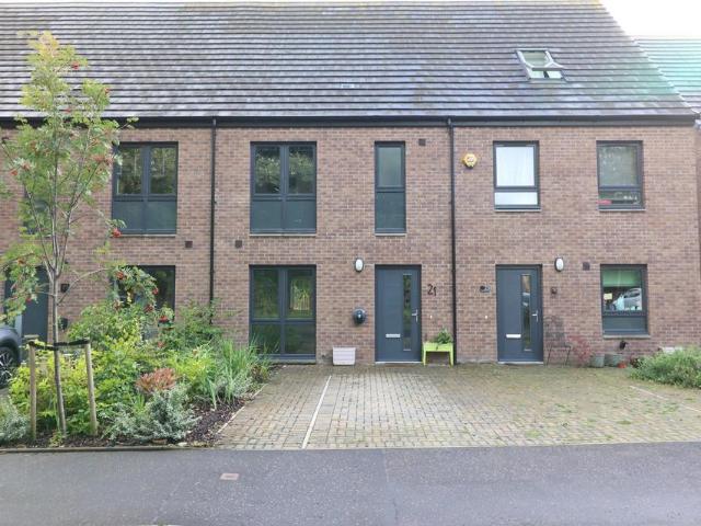 Shawholm Crescent, Glasgow, G43 3 bed terraced house to rent £1,595 pcm £368 pw