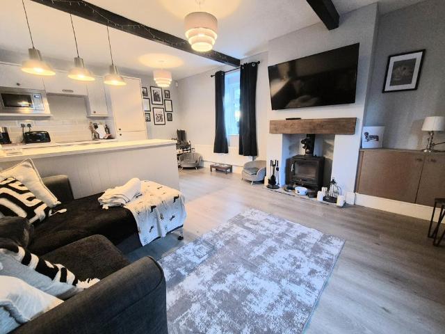 Shay Lane, Halifax, HX2 2 bed end of terrace house to rent £850 pcm £196 pw