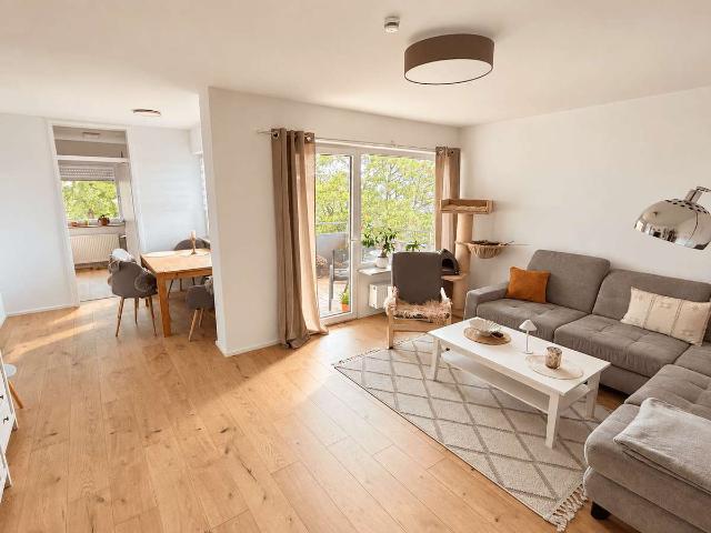 SHA Kreuzäcker: Modernisierte 2,5 Zimmer Wohnung mit Weitblick, Südwestbalkon, Aufzug & Einzelgarage