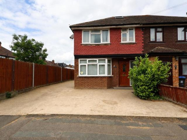 Shackleford Road, Woking, Surrey, GU22 1 bed maisonette to rent £1,175 pcm £271 pw