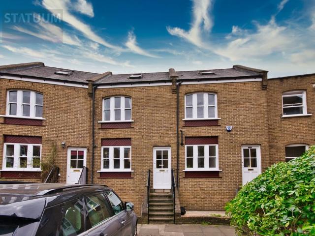 Shacklewell Lane, Dalston, Stoke. 3 bed mews to rent £3,700 pcm £854 pw