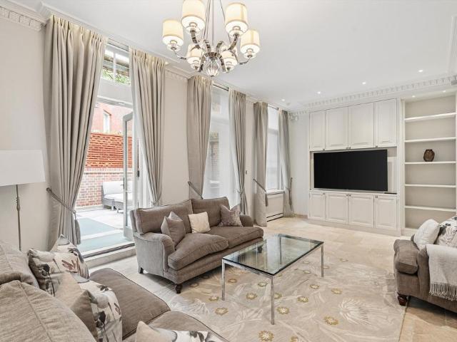 Shafto Mews, London SW1X 4 bed terraced house to rent £19,283 pcm £4,450 pw