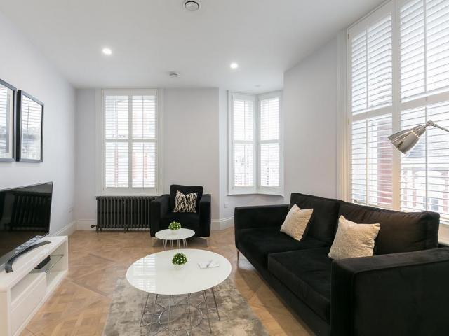 Shaftesbury Avenue, London, W1D 2 bed flat to rent £14,196 pcm £3,276 pw