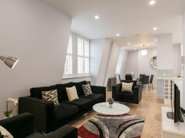 Shaftesbury Avenue, London, W1D 3 bed flat to rent £17,472 pcm £4,032 pw