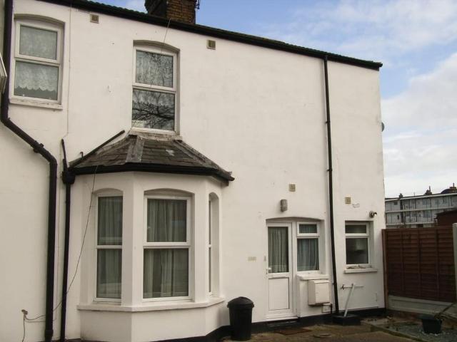 Shaftesbury Avenue Southend on Sea SS1 2 bed ground floor flat to rent £1,200 pcm £277 pw