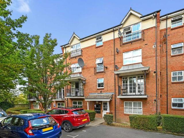 Shaftesbury Gardens, London NW10 2 bed apartment to rent £1,900 pcm £438 pw