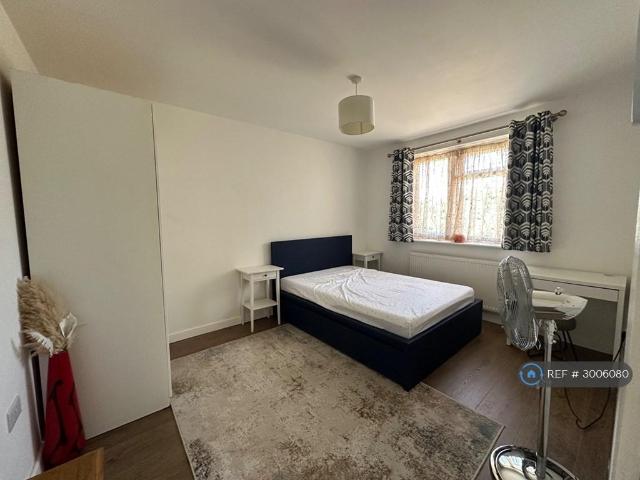 Shaggy Calf Lane, Slough, SL2 1 bed in a house share to rent £690 pcm £159 pw
