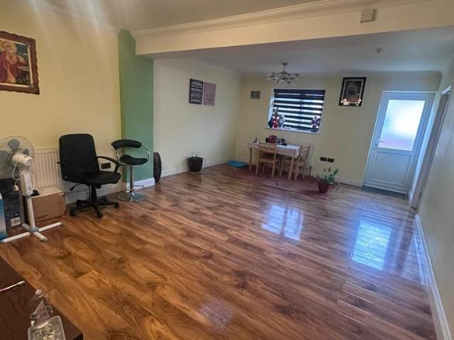 Shakespeare Avenue, Hayes UB4 5 bed semi detached house to rent £3,500 pcm £808 pw