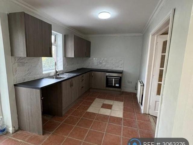 Shakespeare Avenue, Hebburn, NE31 3 bed semi detached house to rent £775 pcm £179 pw